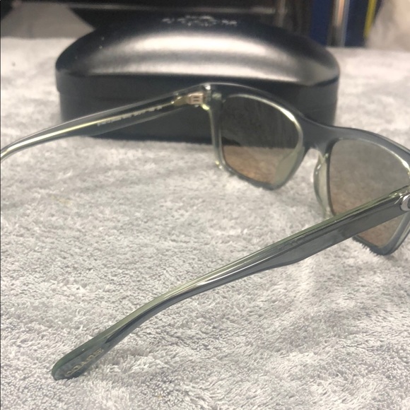 Coach Gray Sunglasses with Classic Design - Picture 5 of 6